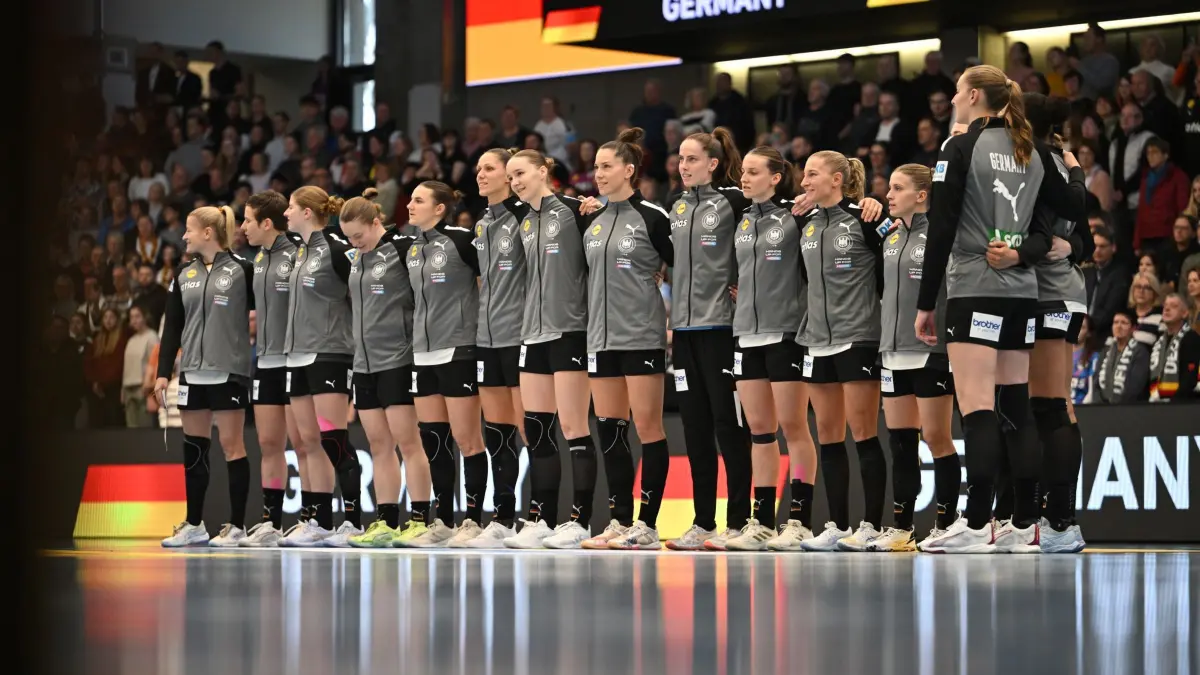 Deutschland - Schweiz: 22.11.2025, Baden-Württemberg, Göppingen: Handball, Frauen: Länderspiel, Deutschland - Schweiz in der EWS Arena. Das deutsche Team vor Spielbeginn. (zu dpa: «Modus, Spielorte und Ziele: So läuft die Handball-WM») Foto: Marijan Murat/dpa +++ dpa-Bildfunk +++