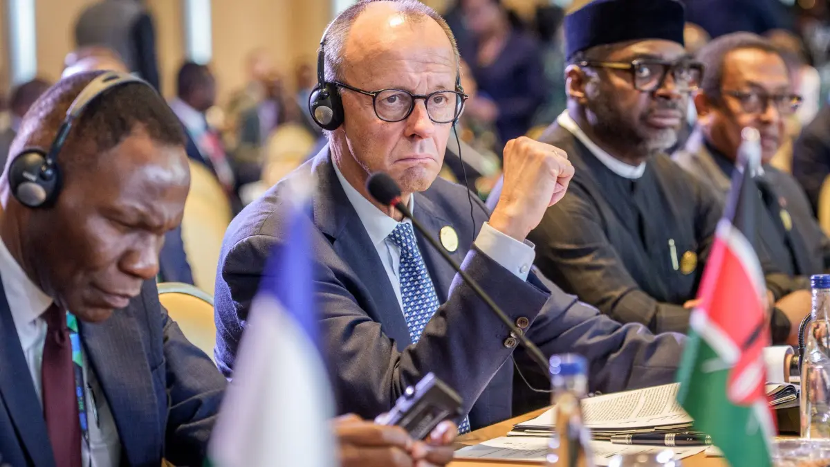EU-Afrika-Gipfel in Angola: 24.11.2025, Angola, Luanda: Bundeskanzler Friedrich Merz (CDU, M) nimmt am EU-Afrika-Gipfel teil. Dabei treffen die 27 Mitgliedsländer der Europäischen Union mit den 55 Staaten der Afrikanischen Union zusammen. Foto: Michael Kappeler/dpa +++ dpa-Bildfunk +++