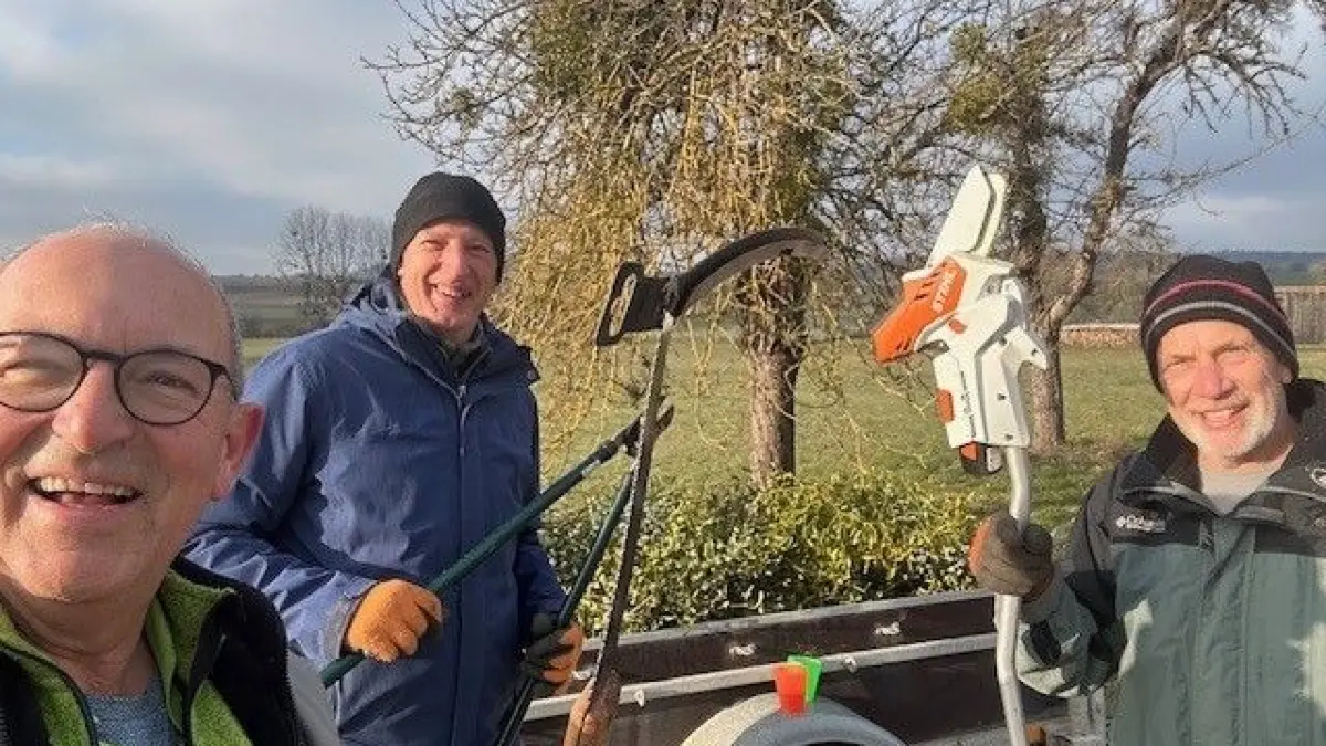 Roland Neu, Guido Körner und Ottmar Schneck von der Rottenburger Bürgerstiftung beim Mistelschneiden