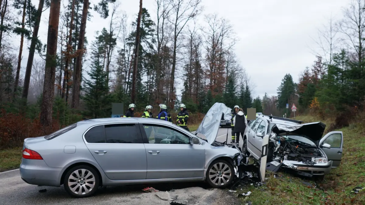 Drei Fahrzeuge kollidierten am Montagnachmittag in der Nähe von Schlat.