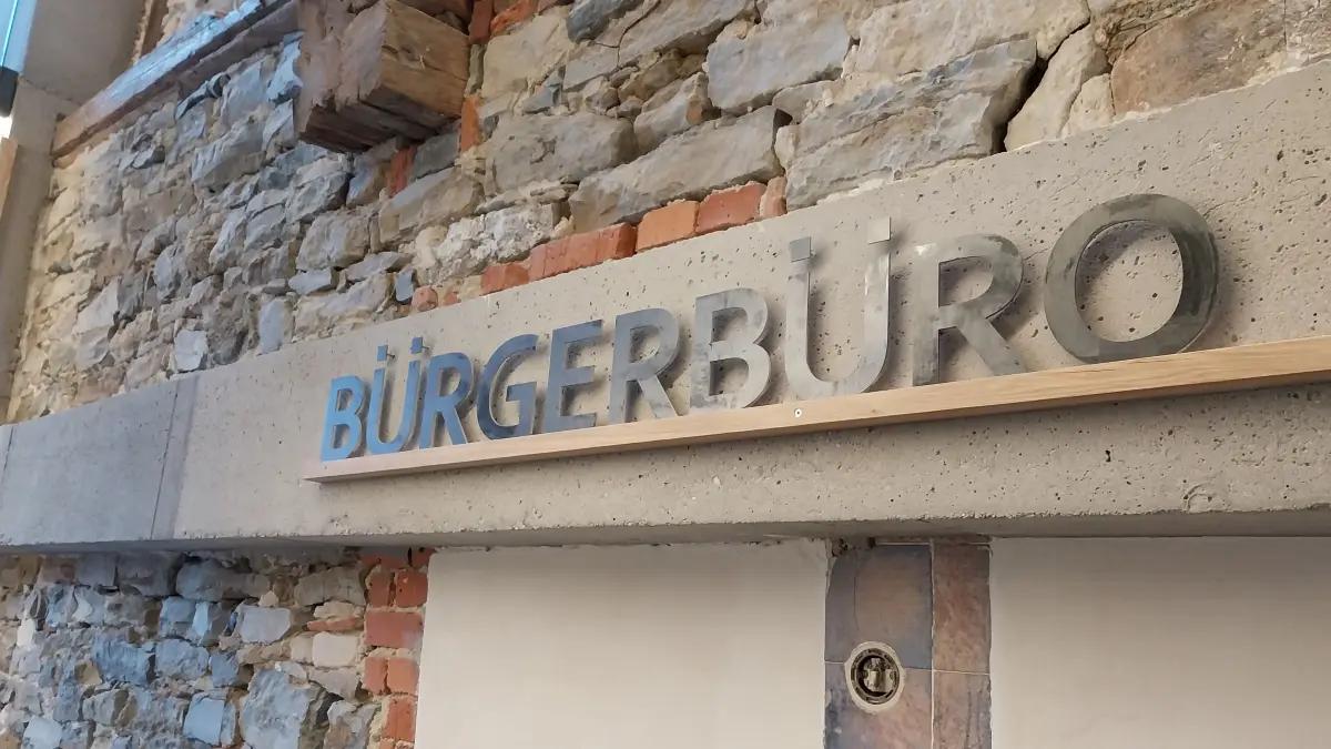 Der moderne Schriftzug "Bürgerbüro" vor historischer Bausubstanz. Alte Hofapotheke Hechingen