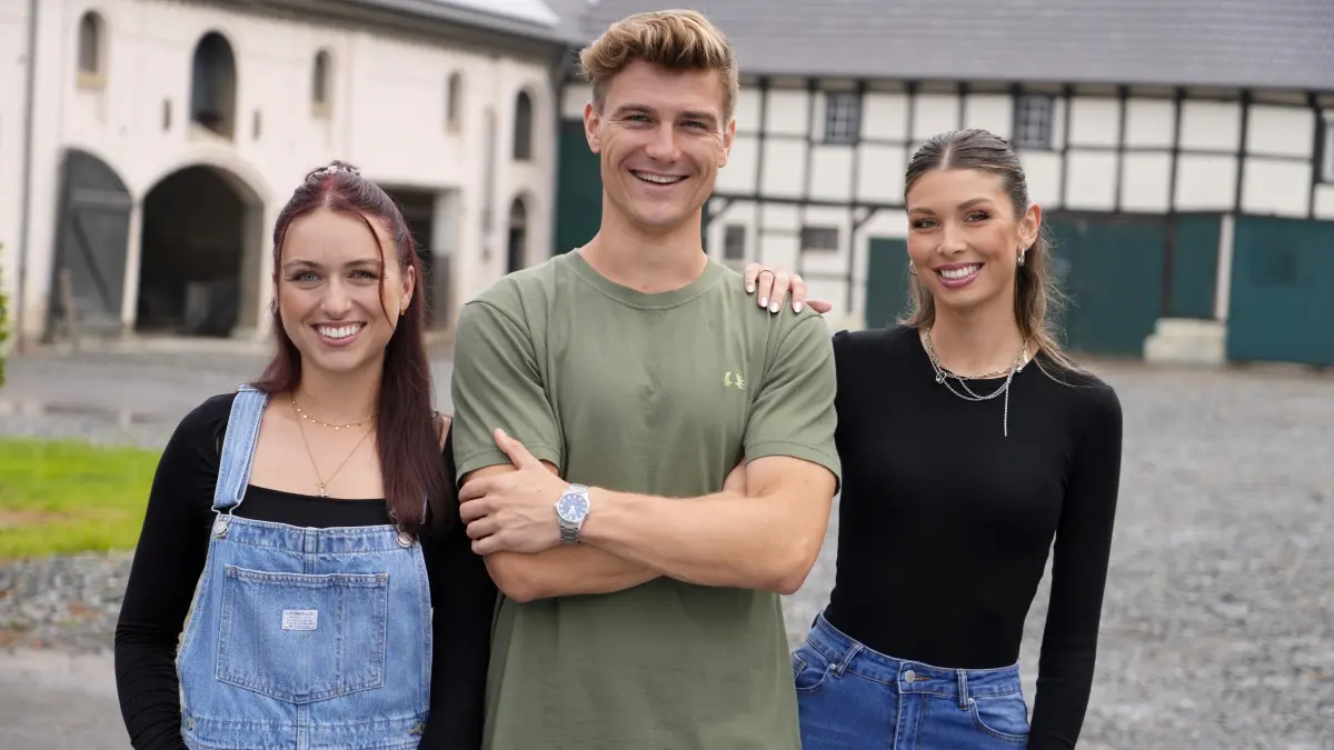 Laura (l.) und Selina verbringen die Hofwoche bei „Bauer sucht Frau“-Teilnehmer Friedrich.