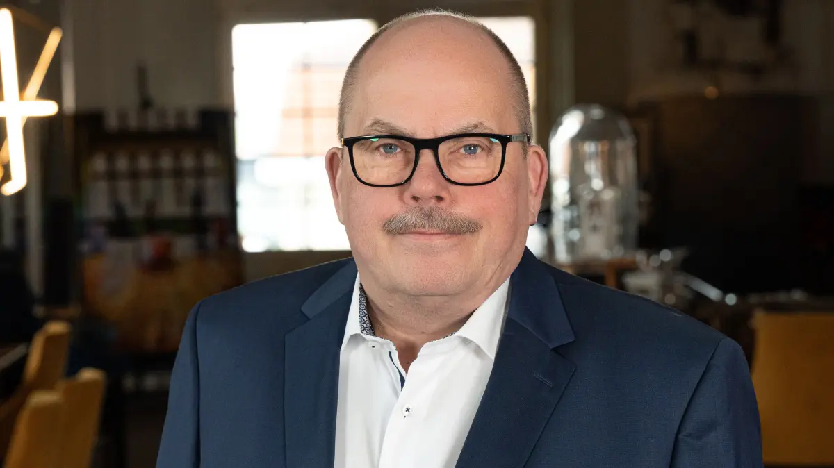 Michael Scharf ist am Fleesensee in Mecklenburg-Vorpommern zum deutschen Hotelier des Jahres gekürt worden – und das nach nunmehr zehn Jahren, in denen er regelmäßig zwischen seiner Heimat Crailsheim und dem Norden pendelt.