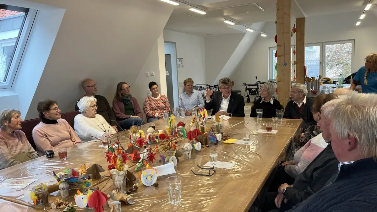 Vorlesetag in Mehrstetten mit Landesbischof Ernst-Wilhelm Gohl. Besuch bei Tagespflege von "Kathis Pflegeteam"