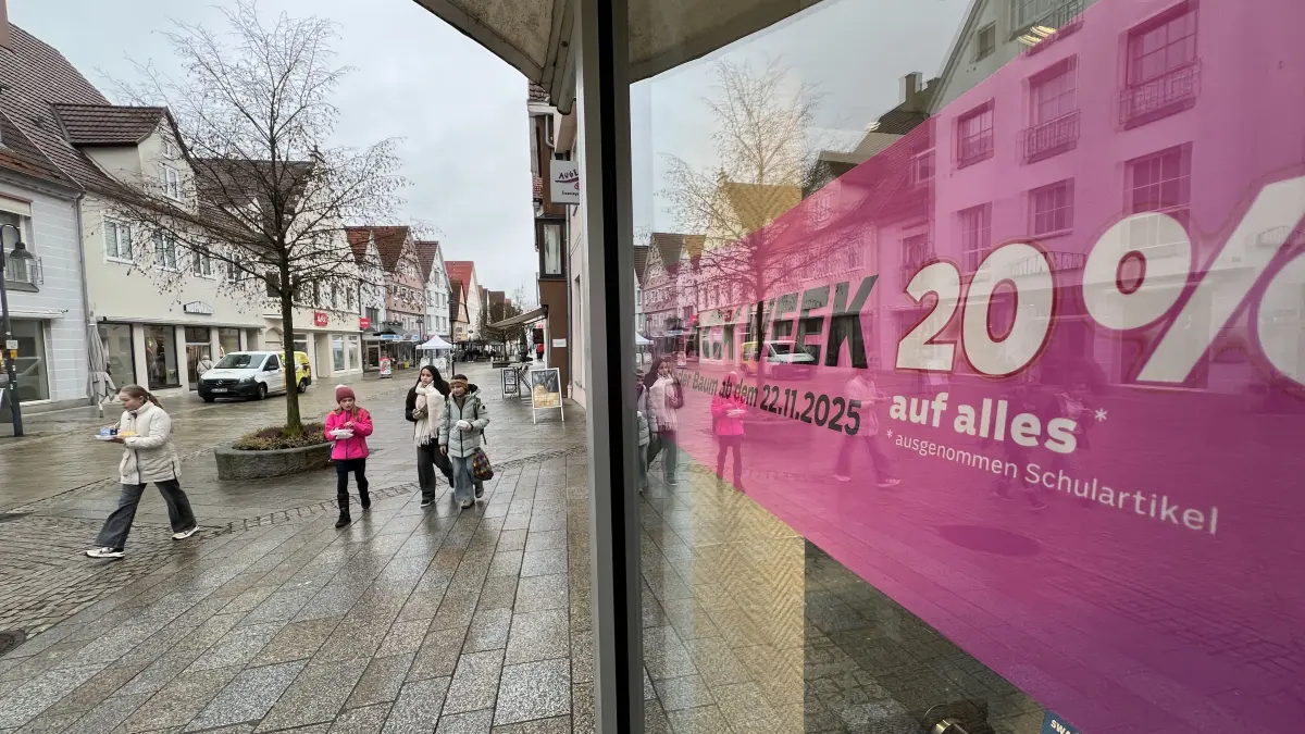 Plakat in der Ehinger Innenstadt: Die Black Week sorgt für Rabattschlachten in den Geschäften.