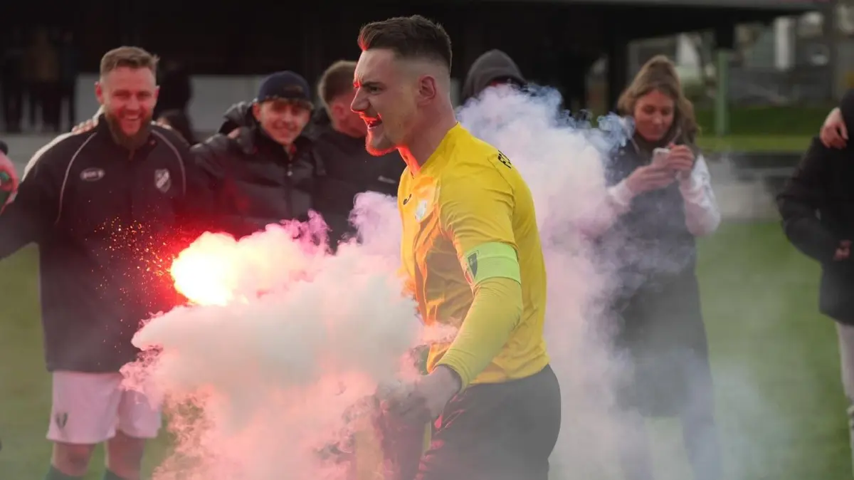 Lukas Schmidt, Torwart und Kapitän des FC Burlafingen, jubelt über den Aufstieg. Im Hintergrund Barabas.
