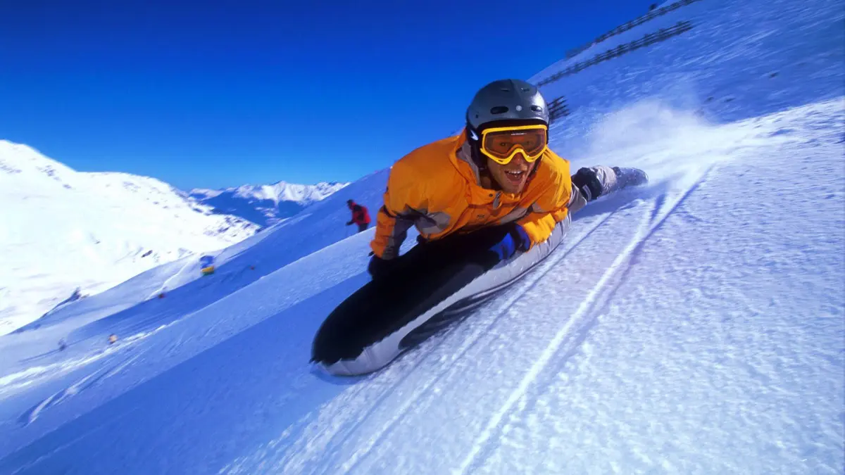 Ein Mann rutscht im Skigebiet von Komperdell bei Serfaus in Österreich auf einem aufblasbaren Rodel, dem neuen Spaßgerät für den Wintersport, den Skihang hinab (undatierte Aufnahme). Neben aufblasbaren Rodeln und einem fahrradähnlichen Gerät gibt es für Interessierte, die nicht Ski oder Snowboard fahren wollen, auch Monoskis, Snooter, eine Art Melkschemel namens Snow Fox und diverse andere Rutschgeräte. (zu dpa-Reportage "Viel Spaß auf dem Berg: Mit Melkschemel, Fahrrad und Snooter auf Talfahrt" vom 10.01.2005) +++ dpa-Bildfunk +++