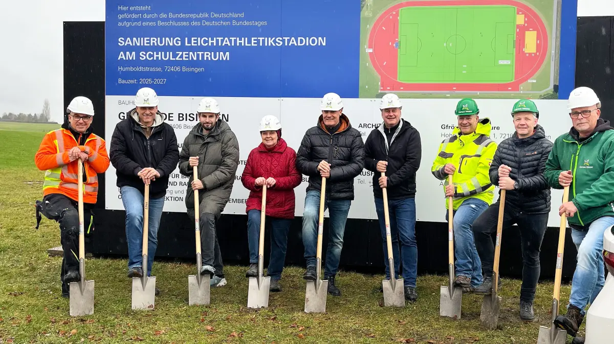 Spatenstich für die Sanierung des Bisinger Schulsportstadions von links: