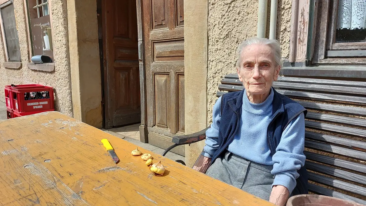 Brigitte Unbehauen, hier vor dem Eingang zur legendären Bauernwirtschaft in Spielbach, ist mit 86 Jahren verstorben. Der Trauergottesdienst findet heute um 13.30 Uhr in der Spielbacher Kirche statt.