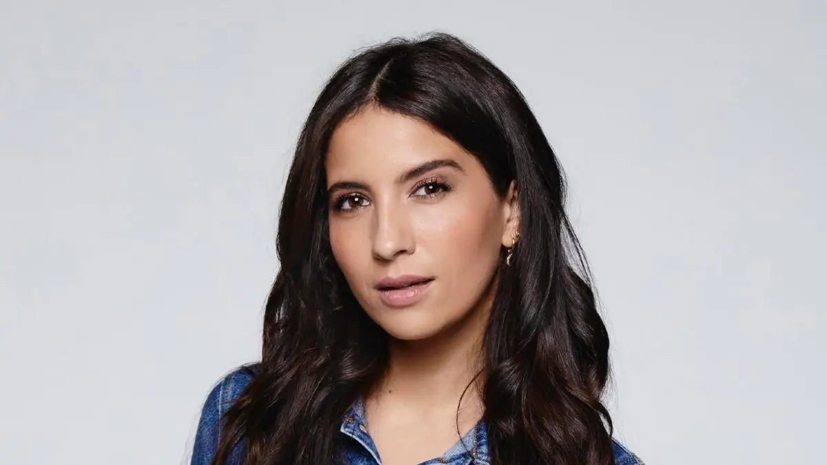 Laura (Chryssanthi Kavazi) wird bestohlen.