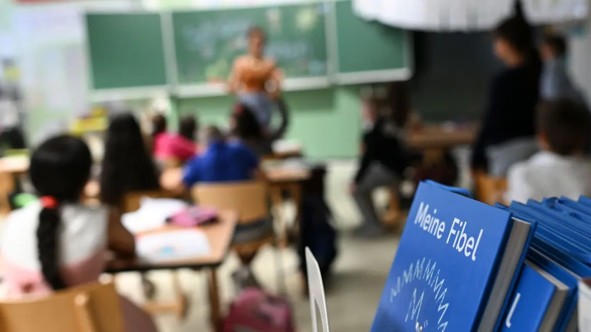 Klassenzimmer: ARCHIV - 23.07.2025, Berlin: Eine Fibel steht in einer Berliner Grundschule im Klassenzimmer. (zu dpa: «Beschwerdestelle für Lehrkräfte geht an den Start») Foto: Jens Kalaene/dpa +++ dpa-Bildfunk +++