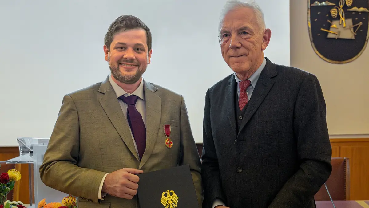 Robert Wunderlich (links) erhält von Harry Mergel, Oberbürgermeister der Stadt Heilbronn, den Bundesverdienstorden überreicht.
