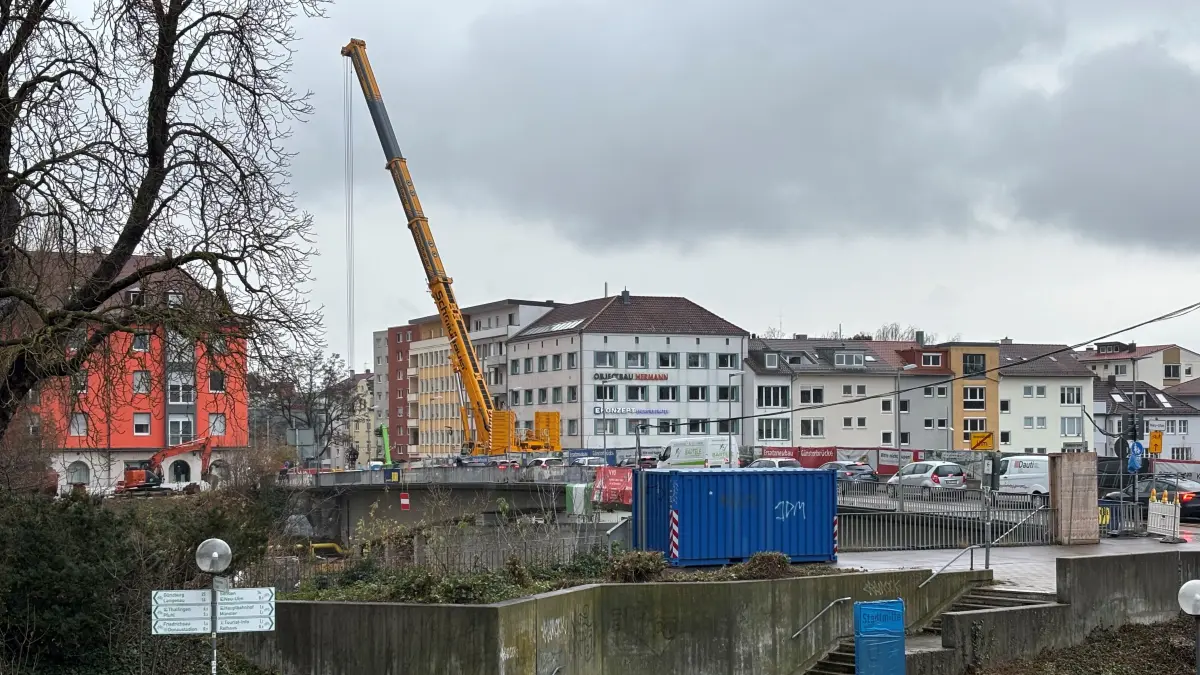 Baustelle Gänstorbrücke: Zum ersten Einhub von Stahlteilen für den Neubau der westlichen Brückenhälfte am 25. November 2025 steht in der Brückenstraße auf Neu-Ulmer Seite schon der große Autokran bereit.