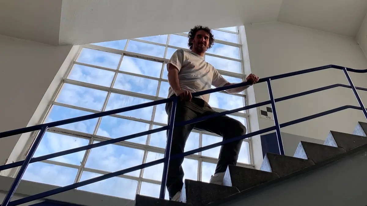 Marcus Büchler, Fachbereichsleiter Gemeindeentwicklung und Bauen, in Salach auf einer Treppe in einem Gebäude im Schachenmayr-Areal