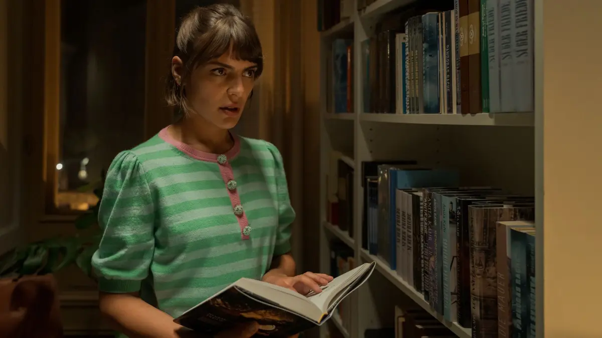 Julia Bremora (Deniz Orta) entdeckt einen Hinweis auf die Lösung des Falls in einem Buch.