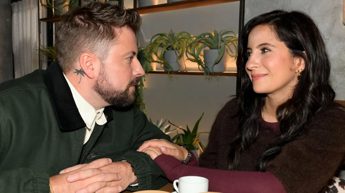 John (Felix von Jascheroff) und Laura (Chryssanthi Kavazi) jagen einen Dieb.