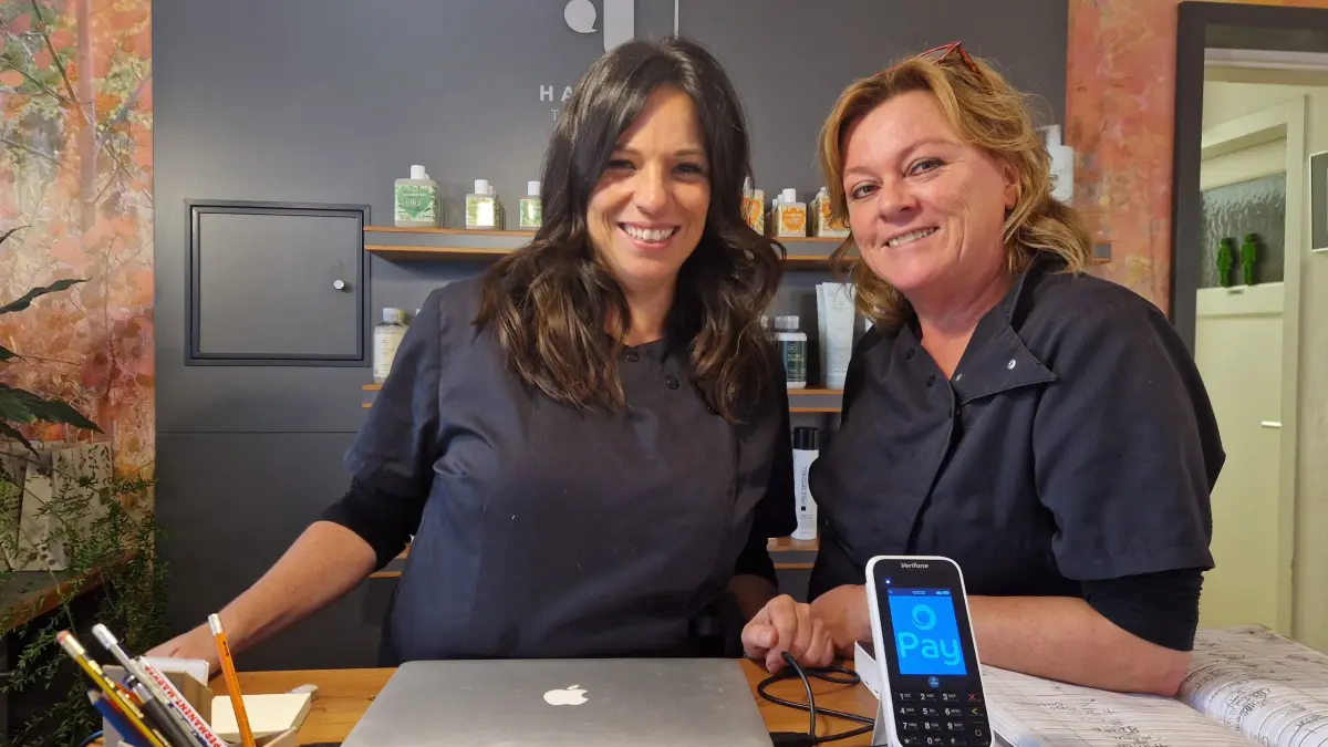 Wer bei Friseurmeisterin Judith Lepore (links) oder ihrer Schwägerin xxxx einen Friseurtermin ausmachen möchte, muss Geduld aufbringen. Der Salon ist über Monate ausgebucht.