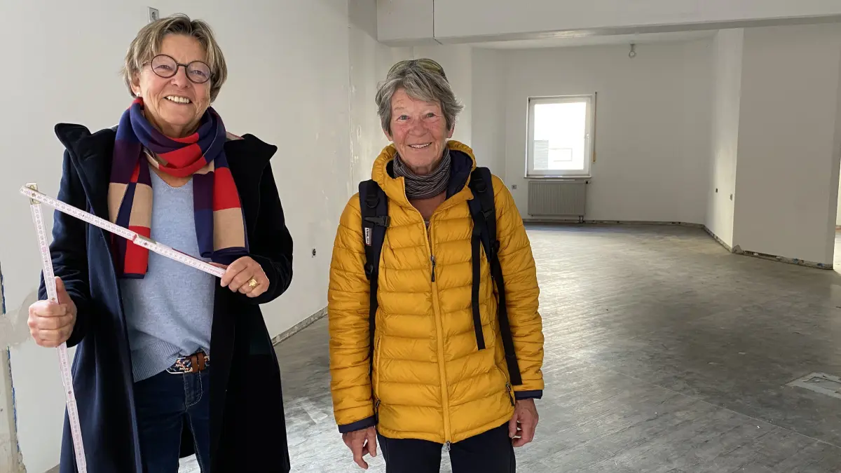 Der Stadtseniorenrat bekommt einen Treffpunkt. Elke Bechtel und Gerlinde Litak (von links) im Ladenlokal am Karlsplatz 8. Noch sind einige Renovierungsarbeiten nötig.