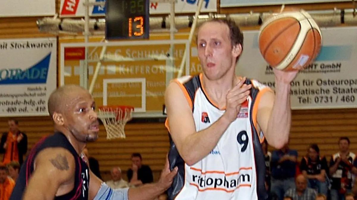 Ulm, 1. Bundesliga, ratiopharm Ulm - Telekom Baskets (80:68): der Ulmer Jan Sprünken (re.) am Ball