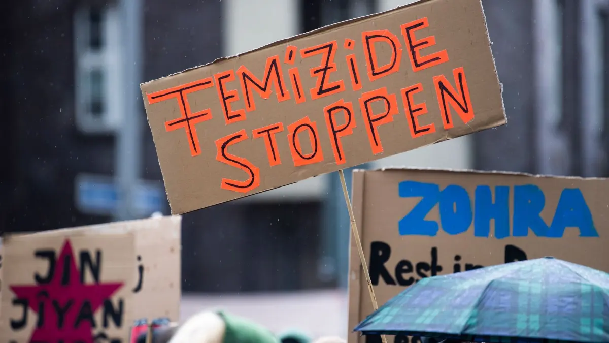 Gewalt an Frauen: ARCHIV - 29.05.2022, Berlin: Bei einer Demonstration gegen Gewalt an Frauen hält eine Teilnehmerin ein Plakat mit der Aufschrift «Femizide stoppen». (zu dpa: «Protestaktionen für mehr Schutz vor Gewalt an Frauen») Foto: Christophe Gateau/dpa +++ dpa-Bildfunk +++