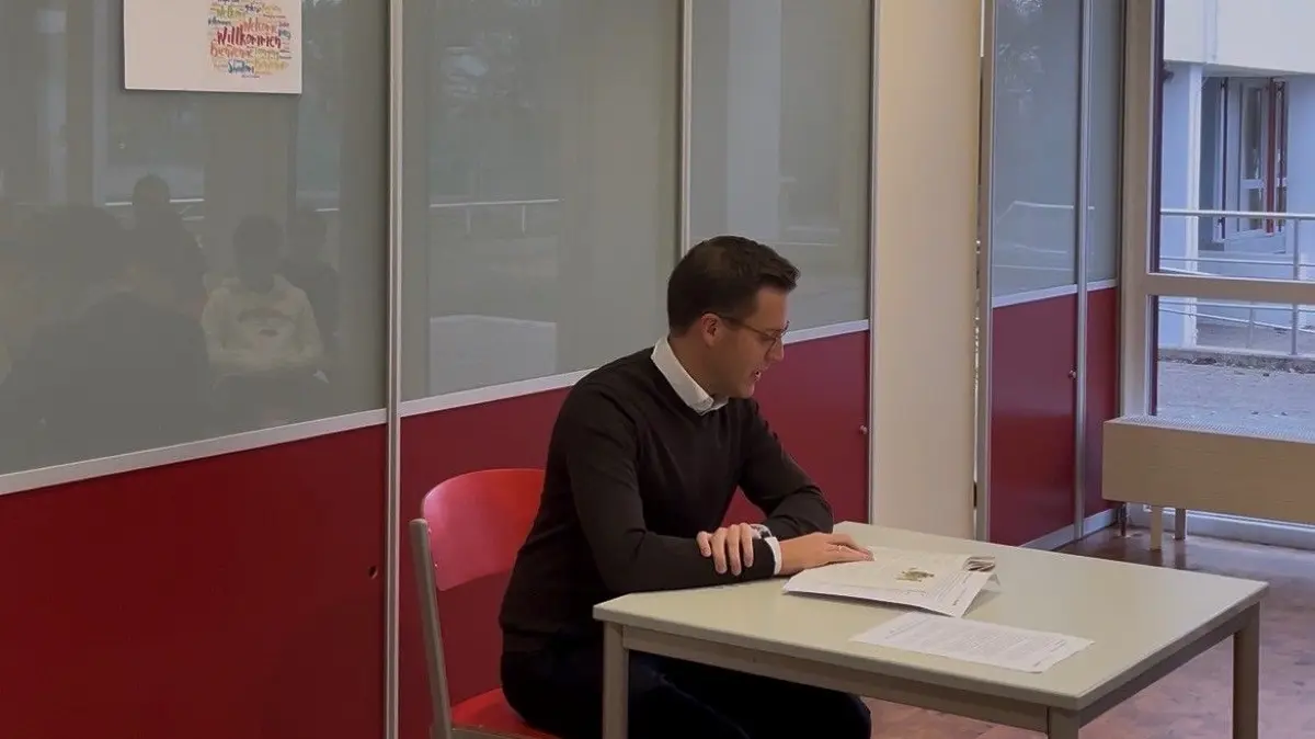 Manuel Hagel beim Vorlesen in der Allmendinger Grundschule.