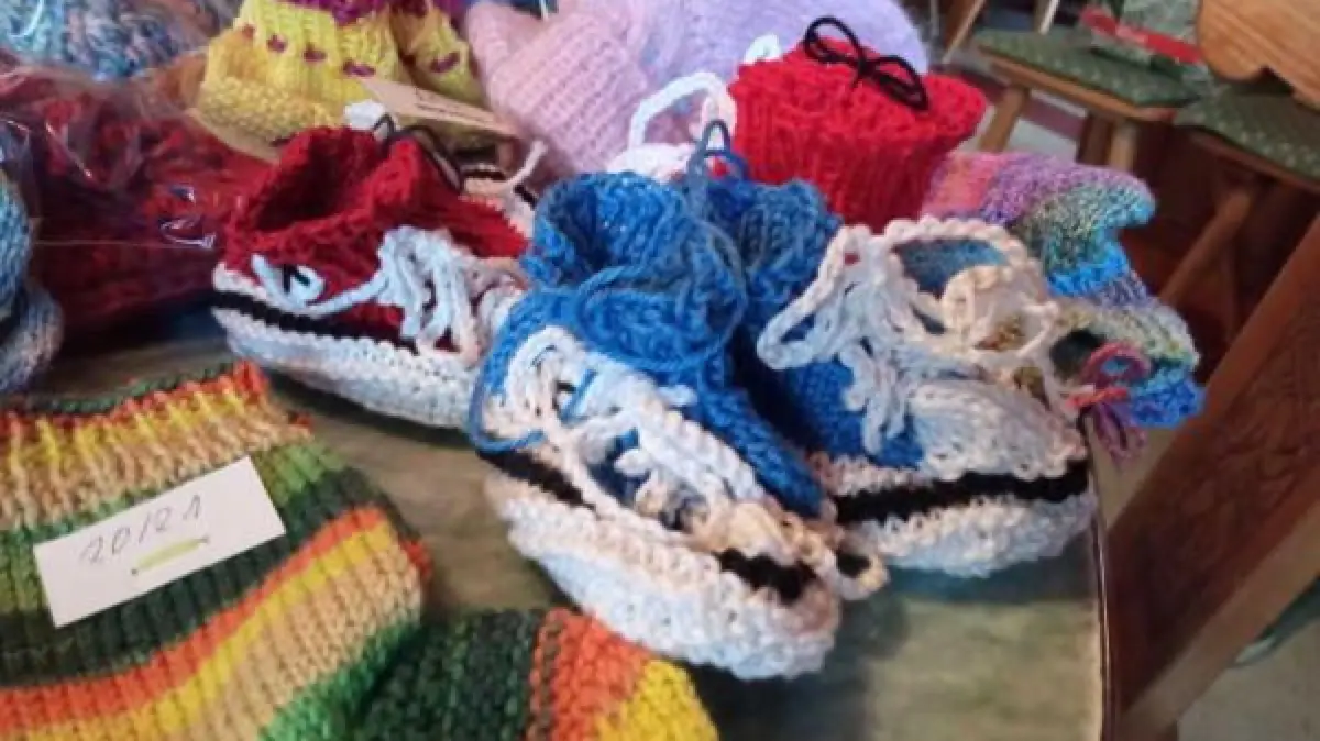 Babyschuhe der Rottenburger Stricklieseln: Die Rottenburger Stricklieseln stricken Babyschuhe und anderes für einen guten Zweck
