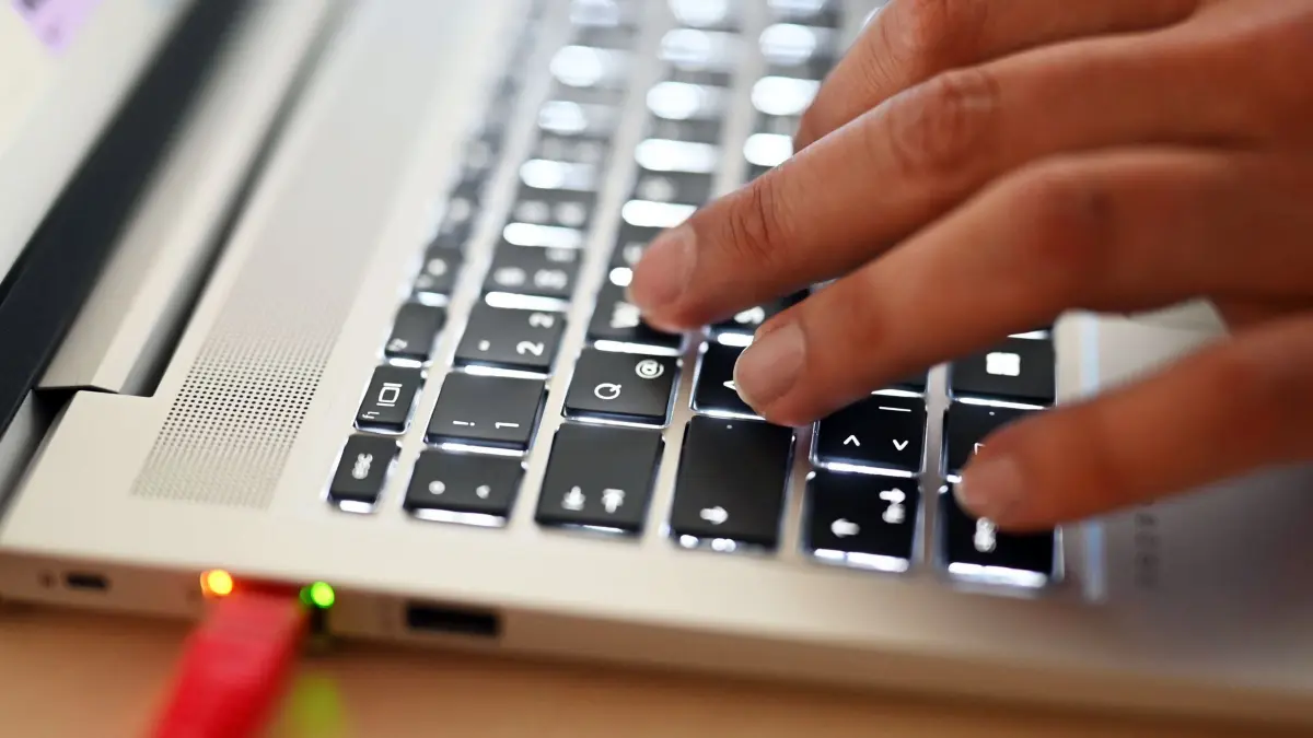 Internetbetrug: ARCHIV - 29.05.2024, Baden-Württemberg, Karlsruhe: Ein Mitarbeiter des Cybercrime-Zentrums Baden-Württemberg, sitzt an einem Arbeitsplatz (gestellte Szene). Über Anzeigen im Internet sind zwei Senioren auf Betrüger hereingefallen - einer von ihnen verlor dabei über eine Million Euro. (zu dpa: «Betrug im Internet: Senior verliert über eine Million Euro») Foto: Uli Deck/dpa +++ dpa-Bildfunk +++