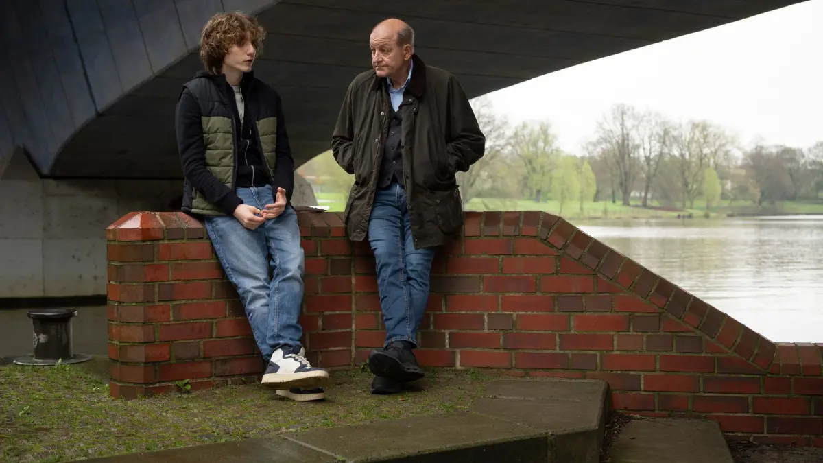 Nils Beerfeld (Julius Gause, l.) denkt, sein Vater könnte der Mörder sein.