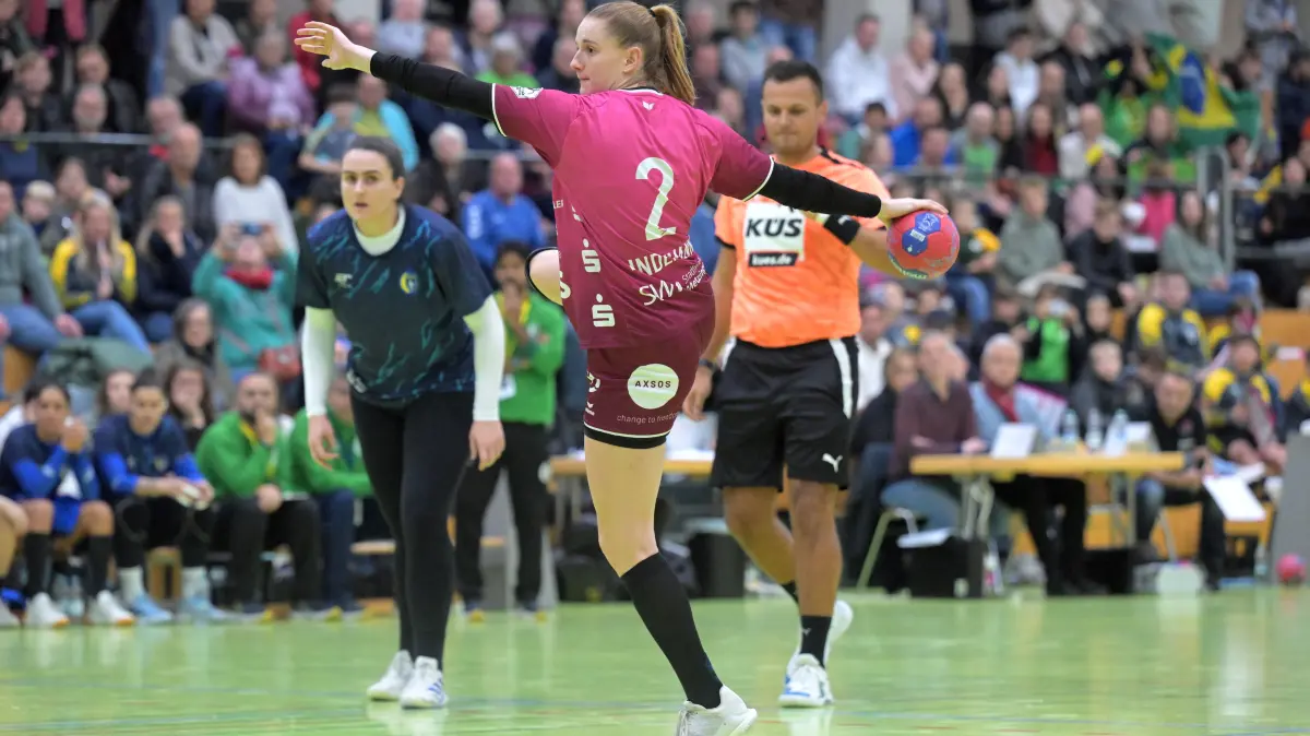 TusSies Metzingen vs. Brasilien, Handball, Testspiel, Saison 2025/2026, 25.11.2025: Selina Lindemann (TusSies Metzingen, #02) beim 7-Meter
TusSies Metzingen vs. Brasilien, Handball, Testspiel, Saison 2025/2026, 25.11.2025
Foto: Eibner-Pressefoto/Tobias Baur
