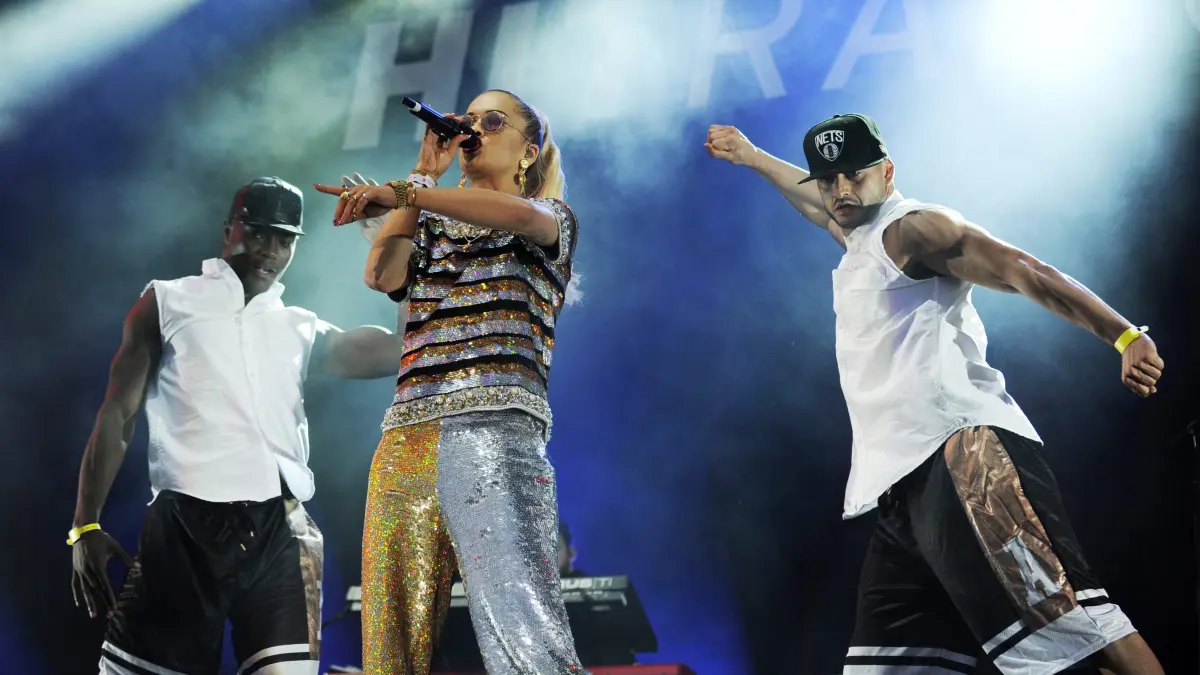 epa04289900 British singer Rita Ora (C) performs during a concert at the Danube Iland Festival at the 31st Danube Island Festival in Vienna, Austria, 29 June 2014. The festival runs from 27 to 29 June. EPA/HERBERT P. OCZERET ++ +++ dpa-Bildfunk +++