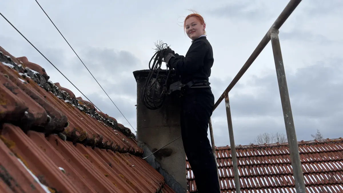 Lena Raach ist Schornsteinfegerin, ein traditioneller Beruf, der schon im Mittelalter Brände verhinderte. Mit ihrer beschwerten Kehrleine reinigt sie im Winter täglich Kamine.