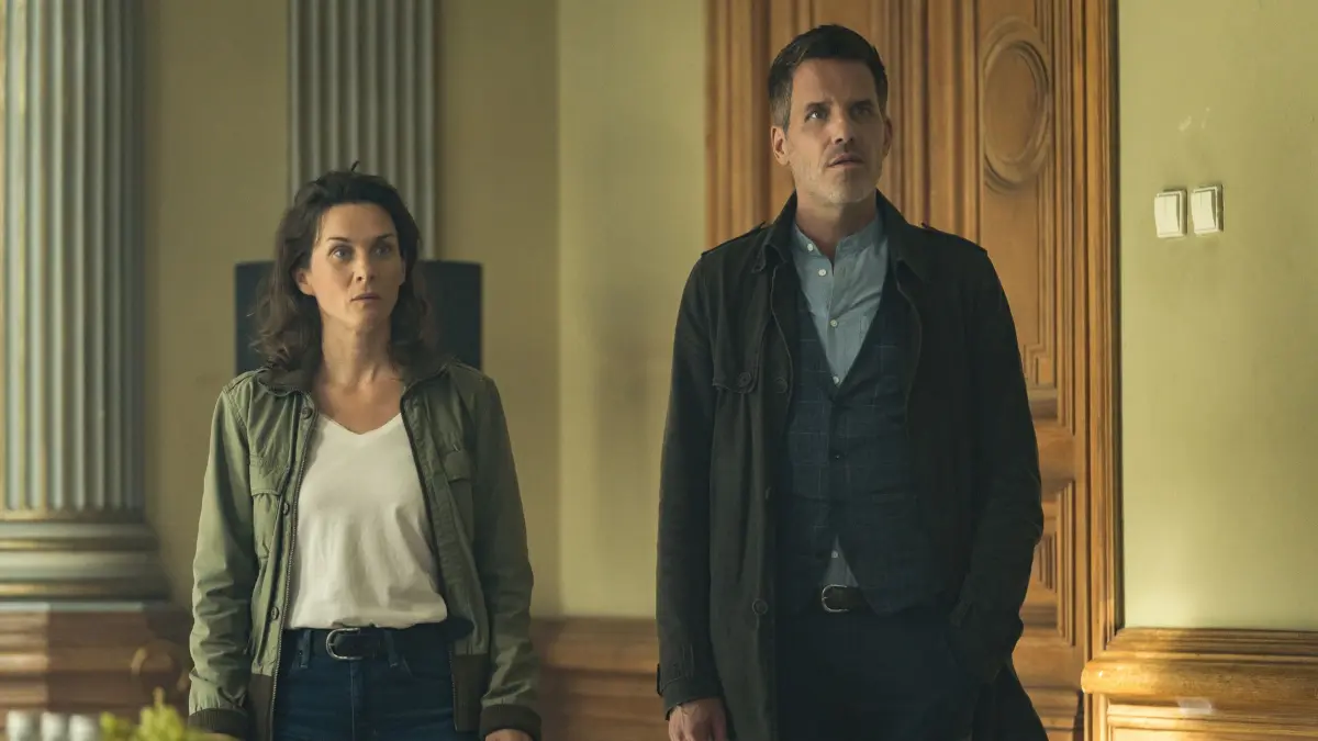 Pia Sander (Kathrin von Steinburg) und Oliver von Bodenstein (Tim Bergmann) ermitteln in einem Verlag.