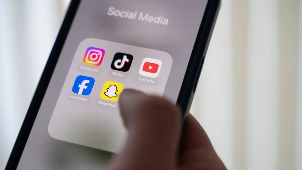 Soziale Medien: ARCHIV - 24.10.2024, Niedersachsen, Hannover: Eine Frau hält ein Smartphone, auf dessen Display verschiedene Social Media Apps angezeigt werden. (zu dpa: «Knigge-Rat feiert Jubiläum – Schüler beraten bei Netzkultur») Foto: Alicia Windzio/dpa +++ dpa-Bildfunk +++