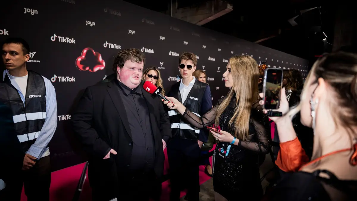 Verleihung Tiktok-Awards: 25.11.2025, Berlin: Fabian Rashagai (fabianrashagai23, 2.v.l) und Levi Penell (levihallo, M) kommen zur Verleihung Tiktok-Awards ins Kraftwerk Berlin. Foto: Christoph Soeder/dpa +++ dpa-Bildfunk +++