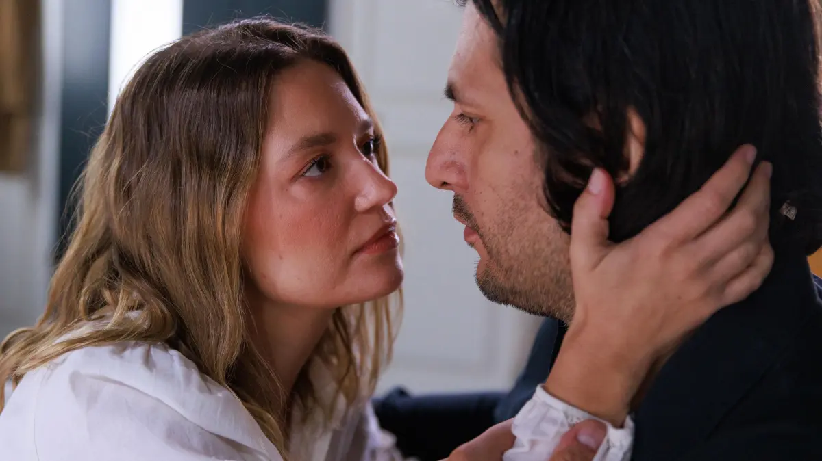 Nathalie (Amrei Haardt) hat immer noch Gefühle für Maximilian (Francisco Medina).