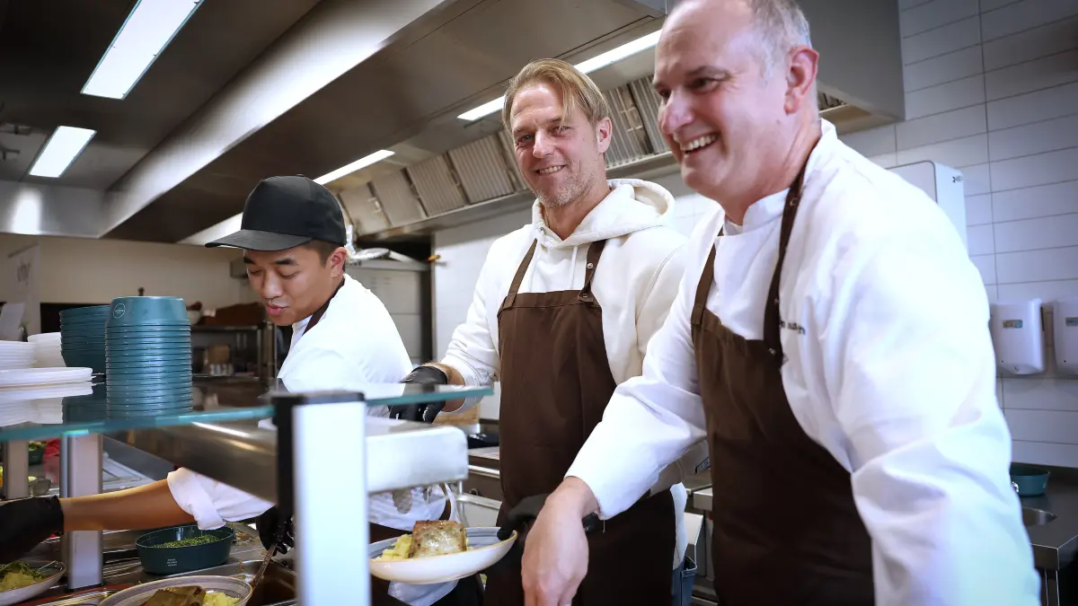 Ex-Nationaltorhüter Timo Hildebrand (links) serviert den Gästen die veganen Maultaschen schon mal selbst, wenn sein Stuttgarter Restaurant eine neue Kooperation eingeht, wie hier mit der preisgekrönten Elring-Kantine "Kochwerk". Rechts im Bild ist deren Geschäftsführer Stefan Thumsch zu sehen.