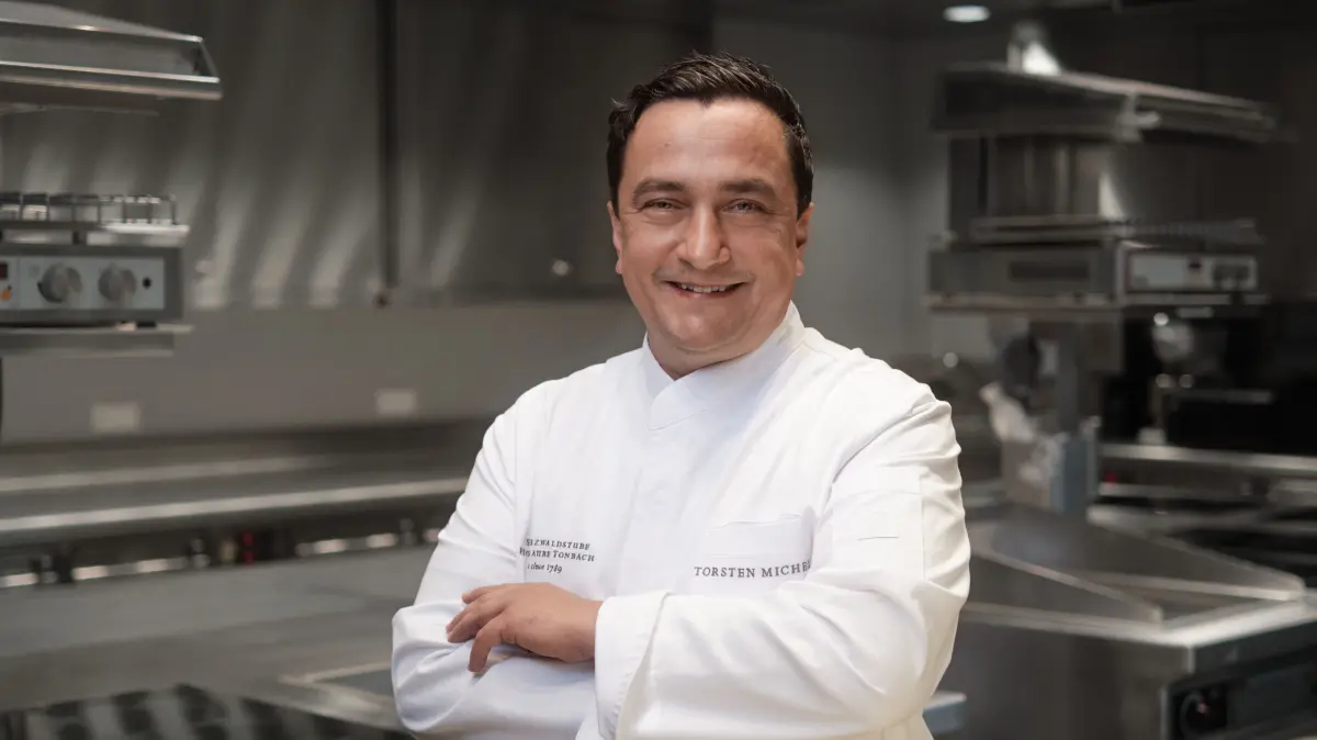 Torsten Michel, Küchenchef der Schwarzwaldstube, freut sich über die Auszeichnung.
