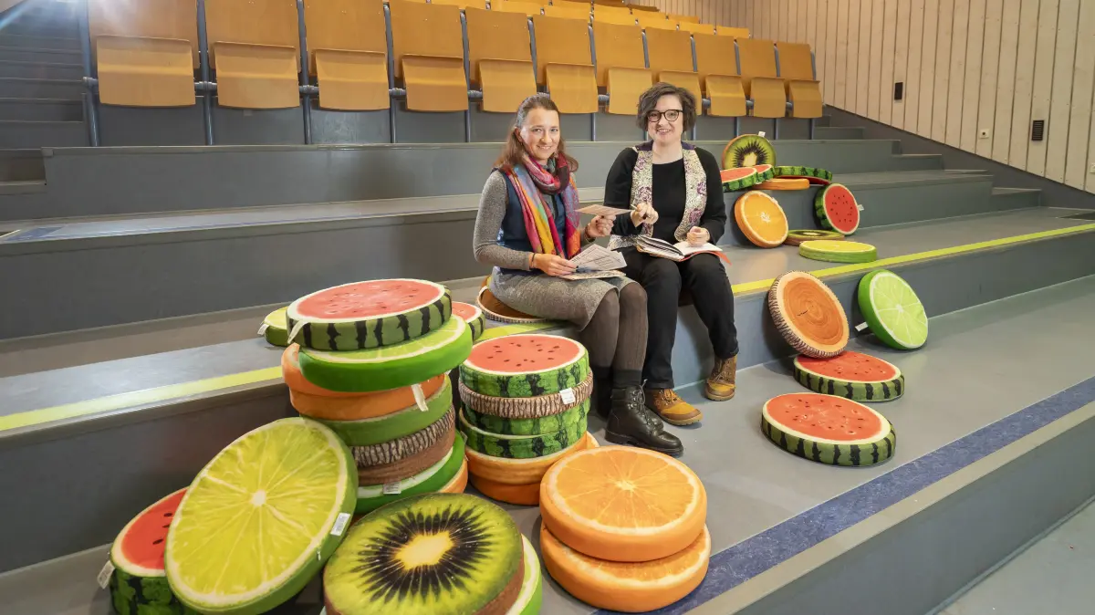 Doppelporträt von Saskia Hinze und Hanna Pelikan vom Theater Luftschloss (in der Reihe "Kulturköpfe") Stadtbücherei Neu-Ulm