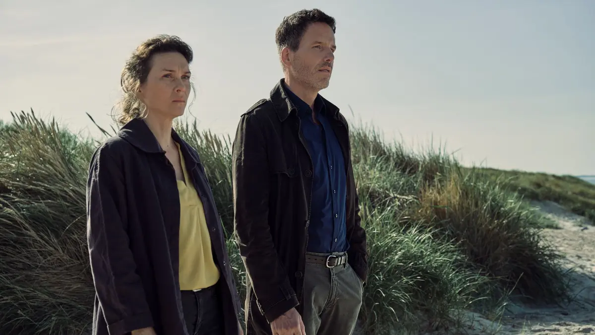Pia Sander (Kathrin von Steinburg) und Oliver von Bodenstein (Tim Bergmann) ermitteln in einem Verlag.