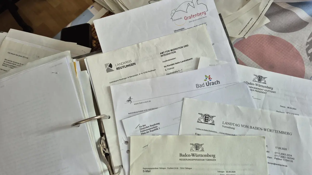 Zwei Ordner voll mit Dokumenten und dem Schriftverkehr mit verschiedensten Behörden und Institutionen zeugen von dem kraftraubenden Prozess der vergangenen Jahre und dem Kampf um eine Arbeitserlaubnis.