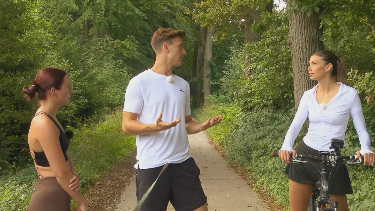Laura (l.) und Selina verbringen die Hofwoche bei „Bauer sucht Frau“-Teilnehmer Friedrich.