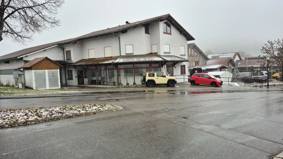 In diesem Gebäude im St. Johanner Ortsteil Würtingen wurde am Mittwoch in den frühen Morgenstunden die Leichen eines 27 und eines 29 Jahre alten Mannes gefunden. Als Tatverdächtiger gilt der Vater der beiden.