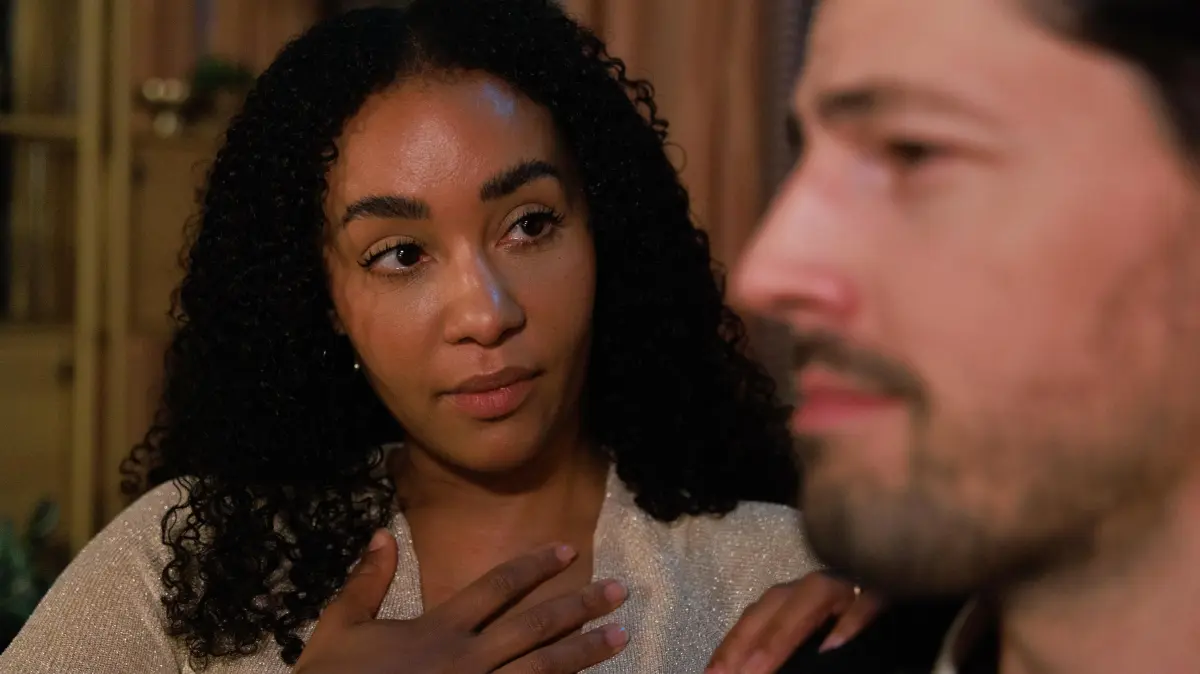 Imani (Féréba Koné) hat Angst, dass ihr Freund Jan (Daniel Noah) bald sterben muss.