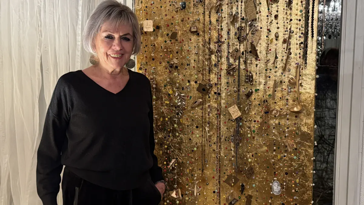 Die Lautlinger Künstlerin Sylvia Bitzer neben der Installation, in der sie ihr Leben verarbeitet hat.