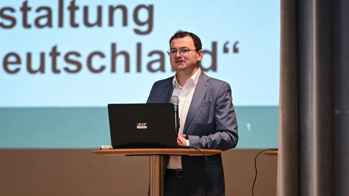 Eutingen 26.11.2025 Vortrag Operationsplan Deutschland, ueber Plaene der Bundeswehr in der Region.: Eutingen 26.11.2025
Vortrag Operationsplan Deutschland, ueber Plaene der Bundeswehr in der Region.
Begruessung Eutinger Buergermeister Markus Tideman
FOTO: Pressefoto ULMER / Markus Ulmer xxNOxMODELxRELEASExx