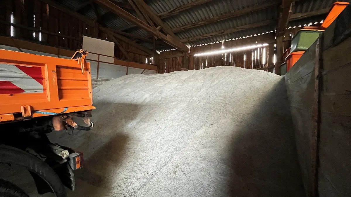 Das Streusalzlager im Sulzer Werkhof ist gefüllt. Doch in den Ortsteilen fallen krankheitsbedingt gleich mehrere Fronmeister aus. Im Gemeinderat entspann sich eine Diskussion darüber, wie viele Personalstellen für den Bauhof angemessen sind.