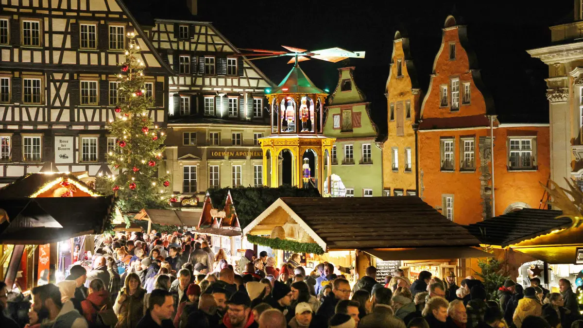 Weihnachtsmarkt auf dem Marktplatz in Schwäbisch Hall