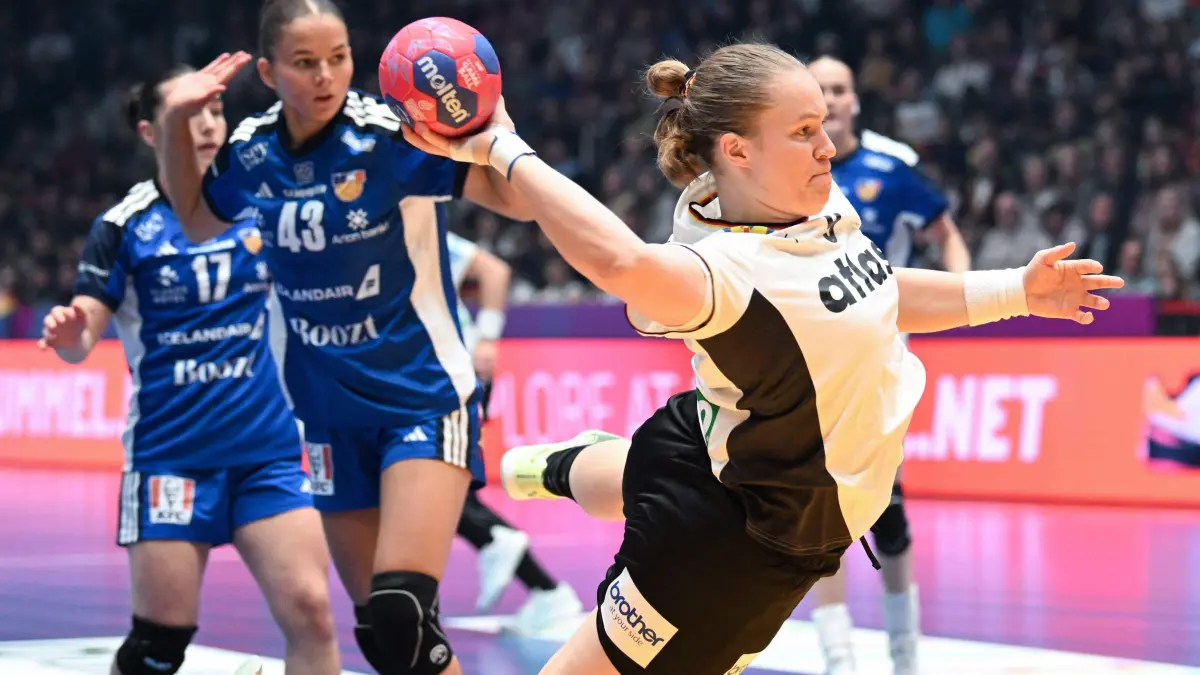Germany's pivot #09 Lisa Antl throws the ball during the preliminary round Group D match between Germany and Iceland during the IHF Women's Handball World Championship in Stuttgart, southwestern Germany on November 26, 2025. (Photo by THOMAS KIENZLE / AFP)