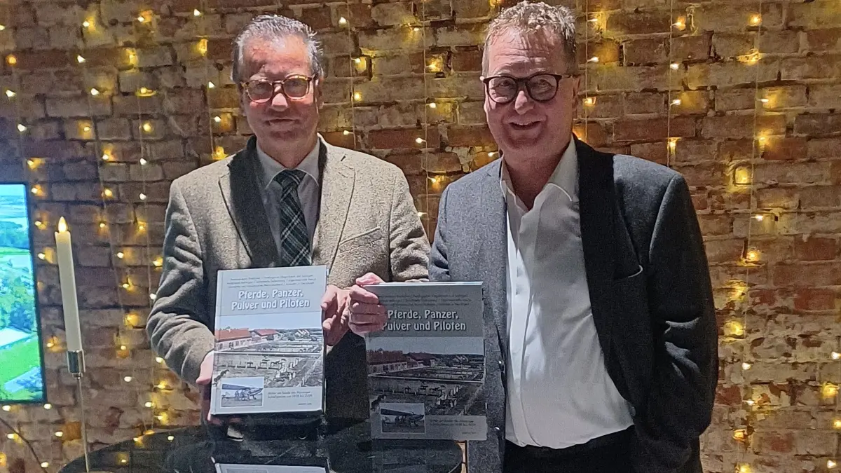 Minister Peter Hauk und Autor Joachim Lenk mit dem aktualisierten Werk