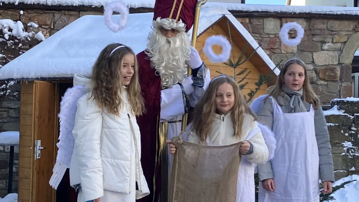 Der Weihnachtsmann begleitet vom Christkind darf auf dem Rosenfelder Weihnachtsmarkt natürlich nicht fehlen.